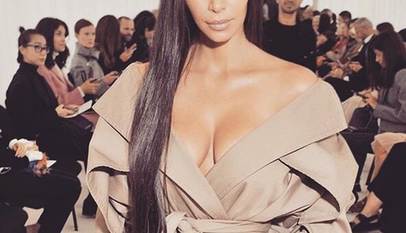 Ким Кардашьян встретила Рождество в пикантном платье