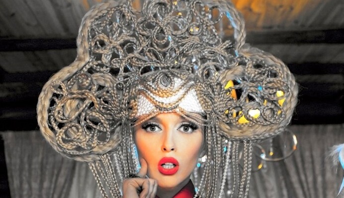 Просто секс-бомба: Оля Полякова показала эффектные формы в откровенном наряде