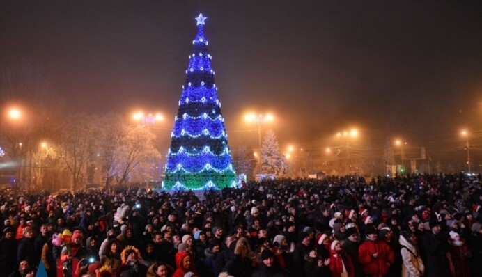 Новий рік в Донецьку: сльози при звуках гімну України і салюти без радості