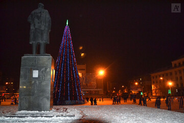 Крива ялинка і "елітні" корпоративи: як у Луганську відзначили Новий рік