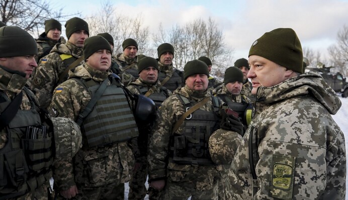 Хвиля патріотизму чи масове звільнення: що чекає армію в 2017 році