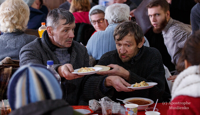 Для бездомних в Києві влаштували різдвяний обід: фоторепортаж