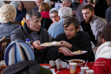 Для бездомних в Києві влаштували різдвяний обід: фоторепортаж