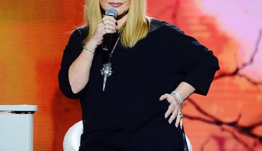 Алла Пугачева в рваных джинсах удивила молодежным look'ом