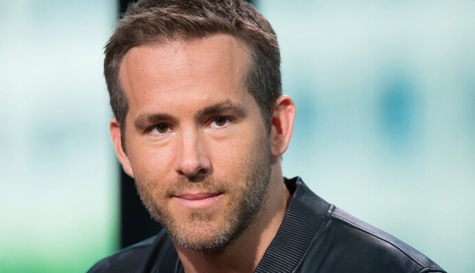 Голливудский актер внезапно поцеловался с другим актером во время 