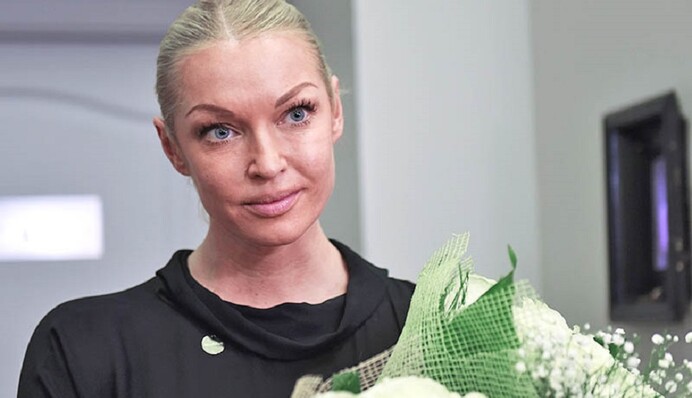 Анастасию Волочкову без бюстгальтера приняли за трансвестита