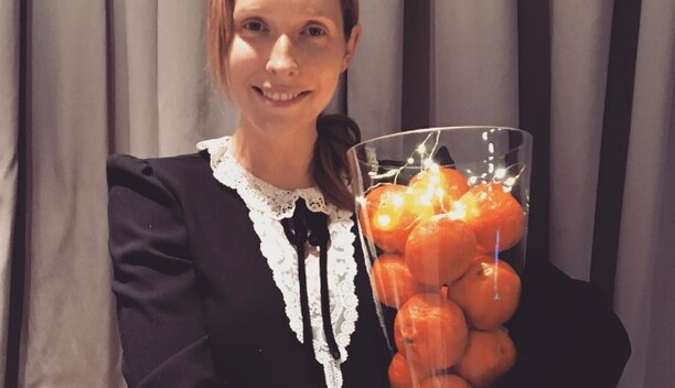 Веселые каникулы: беременная Катя Осадчая покуражилась в снегу