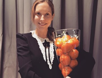 Веселые каникулы: беременная Катя Осадчая покуражилась в снегу