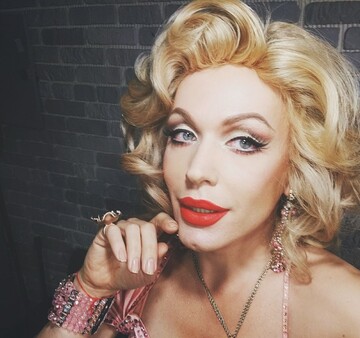 Травести-дива Монро заинтриговала беременностью