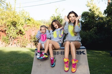 Супермама: Анна Седокова показала, как делает уроки со своими детьми