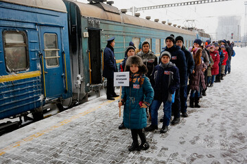 Як дітей з "сірої зони" зустрічали у Києві: фоторепортаж