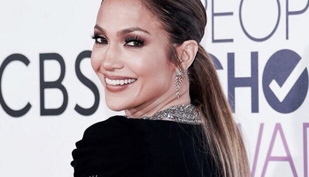 Дженнифер Лопес восхитила изысканным платьем на красной дорожке People's Choice Awards-2017