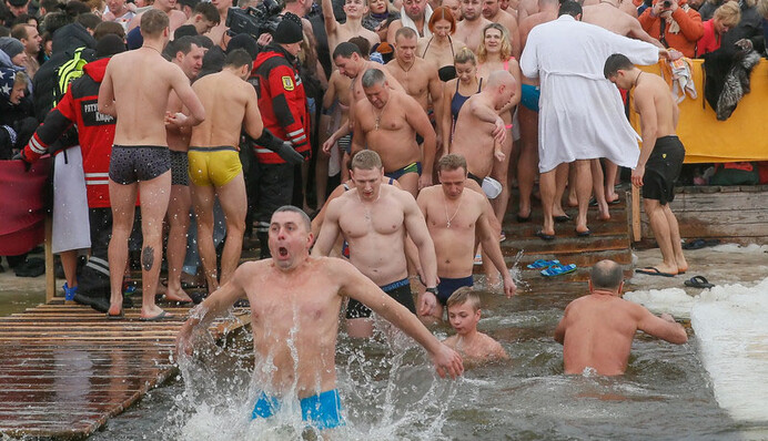 Как киевляне в прорубь окунались: фоторепортаж