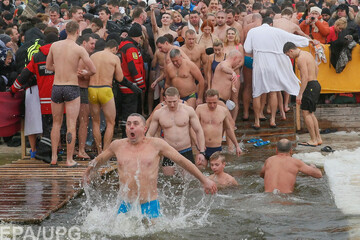 Як кияни занурювалися в ополонку: фоторепортаж