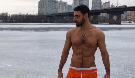 Крещение по-звездному: полуголый Виталий Козловский эротично нырнул в прорубь и снял это на видео