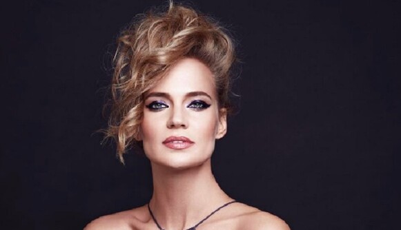 Модный провал: Глюкоза забыла надеть бюстгальтер на официальное мероприятие