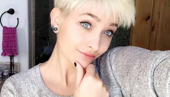 Дочь Майкла Джексона сразила сходством с Мадонной и засветила интимный пирсинг: опубликованы фото