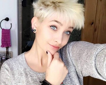 Дочь Майкла Джексона сразила сходством с Мадонной и засветила интимный пирсинг: опубликованы фото