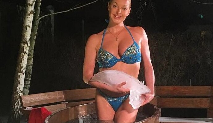 Анастасия Волочкова топлес прижимала лед к груди, сидя в шпагате на бочке