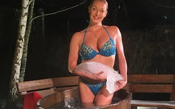 Анастасия Волочкова топлес прижимала лед к груди, сидя в шпагате на бочке