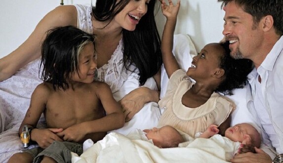 Биологическая мать ребенка Джоли и Питта хочет возобновить общение с дочкой