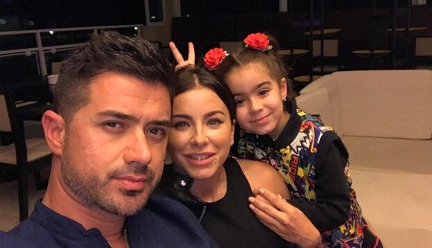 Звезды на отдыхе: Ани Лорак в бикини позирует со своей подросшей дочерью