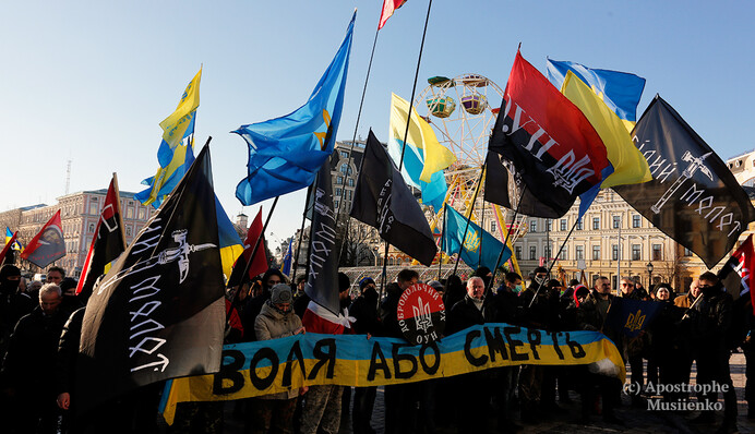 Читающий Санта Клаус и конный патруль: самые яркие фото с Дня Соборности