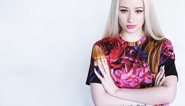 Игги Азалия в бикини ужаснула изуродованными ягодицами