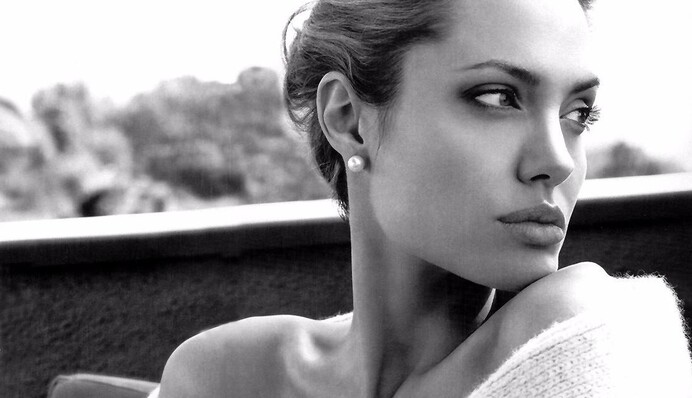 Анджелина Джоли стала лицом Guerlain: первое фото