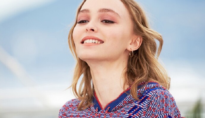 Лили-Роуз Депп произвела фурор на показе Chanel: опубликованы фото