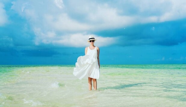 Беременная Полина Гагарина повторила на отдыхе шпагат Анастасии Волочковой: опубликовано фото