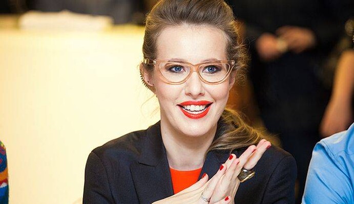 Растет не по дням, а по часам: Ксения Собчак выбирает новую мебель для подросшего сына