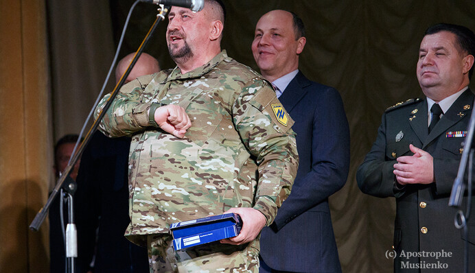 На презентации книги Аваков раздал наградное оружие бойцам АТО: фоторепортаж