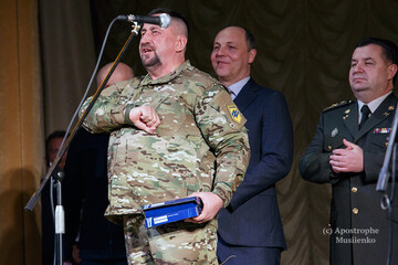 На презентації книги Аваков роздав нагородну зброю бійцям АТО: фоторепортаж