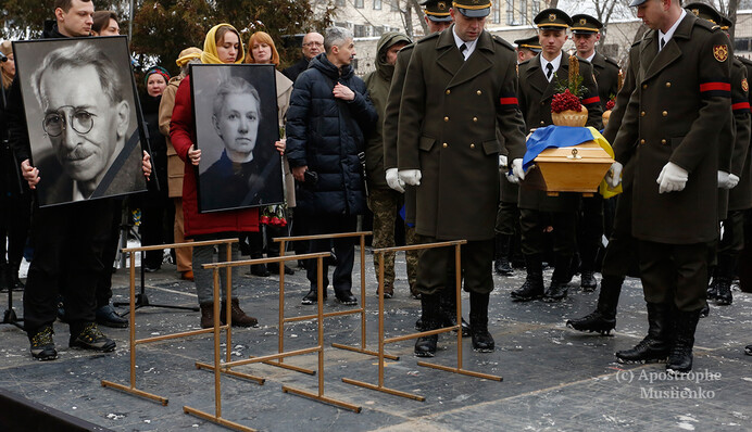 Останки Александра Олеся перезахоронили на Лукьяновском кладбище