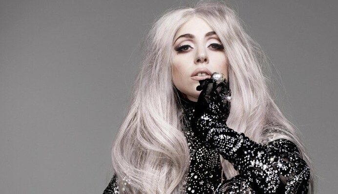 Леди Гага похвасталась акробатическими способностями своей 62-летней мамы: опубликовано видео