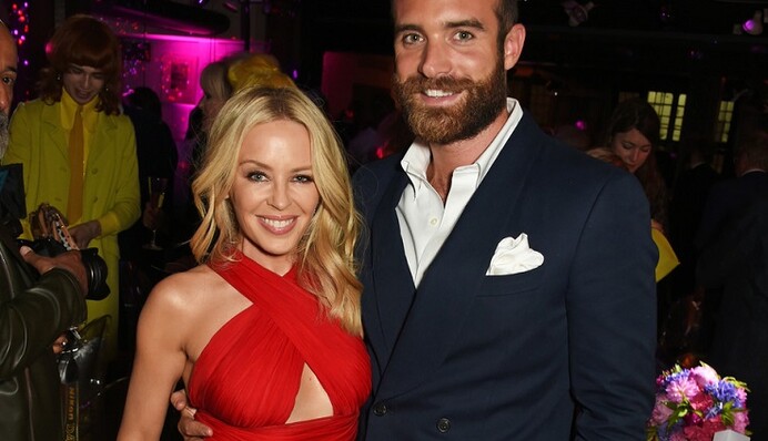 Кайли Миноуг заподозрила молодого бойфренда в измене: появились фото соперницы