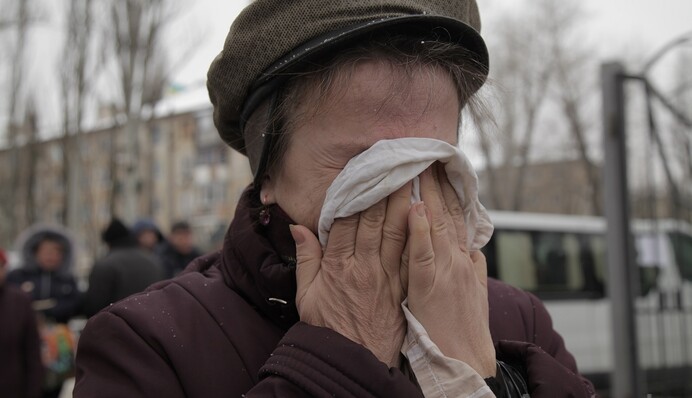 Обогреть и накормить: фоторепортаж из Авдеевки под обстрелами