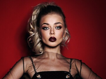 Выступающая в РФ украинская певица похвасталась пикантными фото в бикини