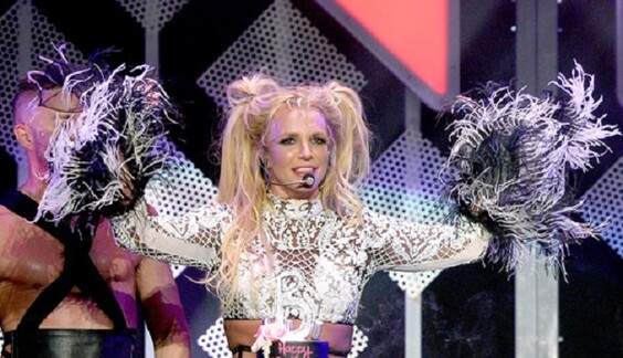 Бритни Спирс удивила фанатов прогулкой на руках: опубликовано видео