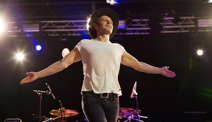 На концерте в Австралии Вакарчук развернул флаг прифронтового города