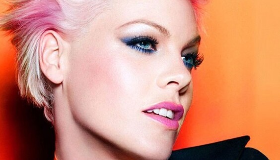 Пинк растрогала сети фото со своим крошечным сыном