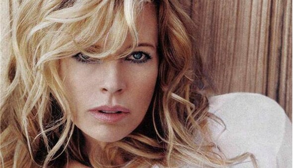 Ким Бейсингер засветила лицо после неудачной пластической операции на премьере 