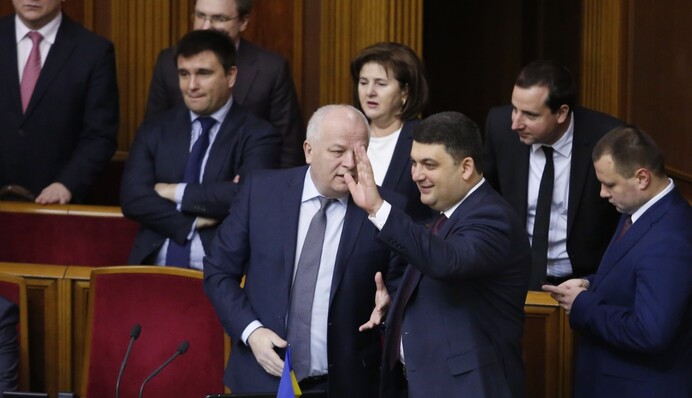 Співаючий спікер і поцілунки нардепів: найяскравіші фото з відкриття сесії Ради