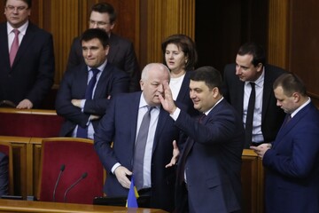 Співаючий спікер і поцілунки нардепів: найяскравіші фото з відкриття сесії Ради