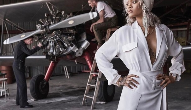 Рианна украсила обложку глянцевого издания Harper's Bazaar в образе роковой блондинки