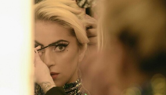 Леди Гагу раскритиковали из-за неидеального живота