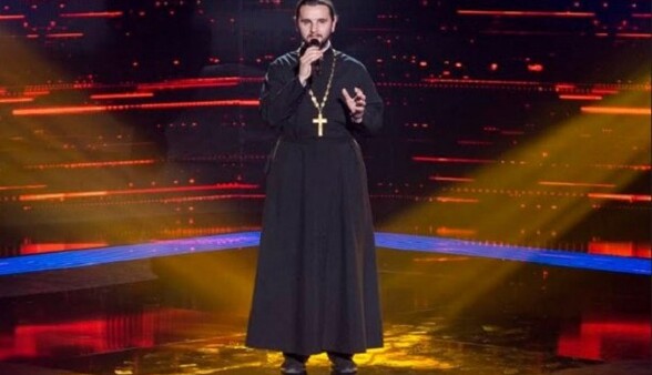 Поющий священник растрогал до слез судей 