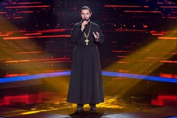 Поющий священник растрогал до слез судей 