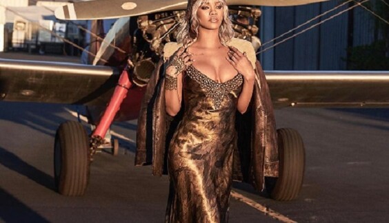 По глоточку: Рианна развеселила соцсети гламурной флягой